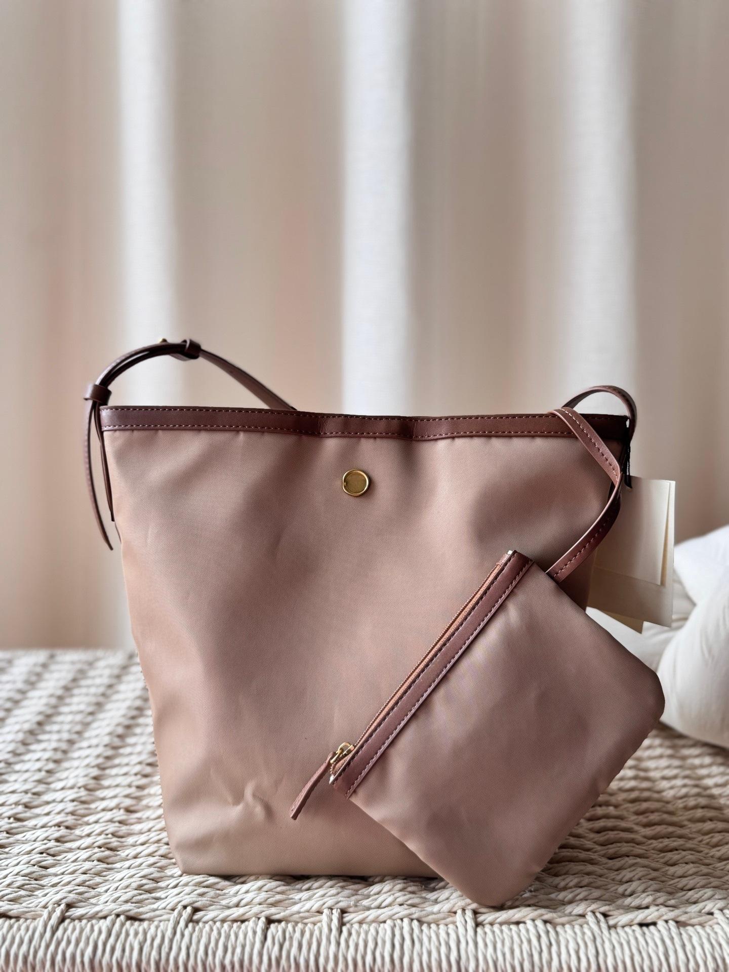 

Large Capacity Retro Bag Girl High Sense Fashion Niche Shoulder Bag Crossbody Tote Bag 18.5*13*26