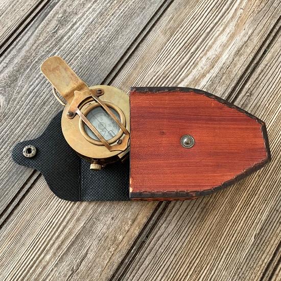 Boussole nautique vintage avec élégant étui en cuir noir - Boussole marine de poche en laiton massif avec chaîne pour cadeau et collection par AI, 5,1 cm