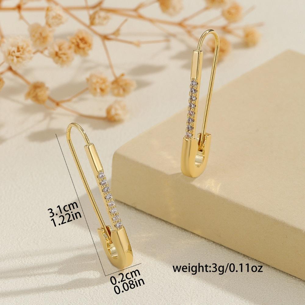 Creative, exquisite, compact paper clip earrings for girls, simple and versatile, high-end and elegant earrings