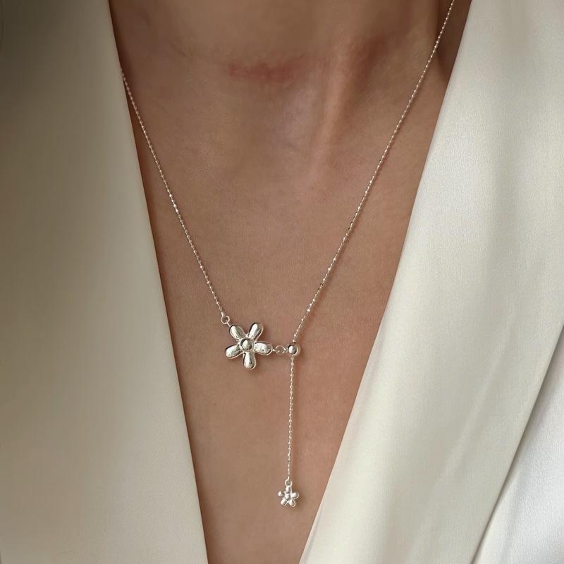 Japanese & Korean Minimalist Flower Pendant Clavicle Necklace: Light Luxury Style for Women