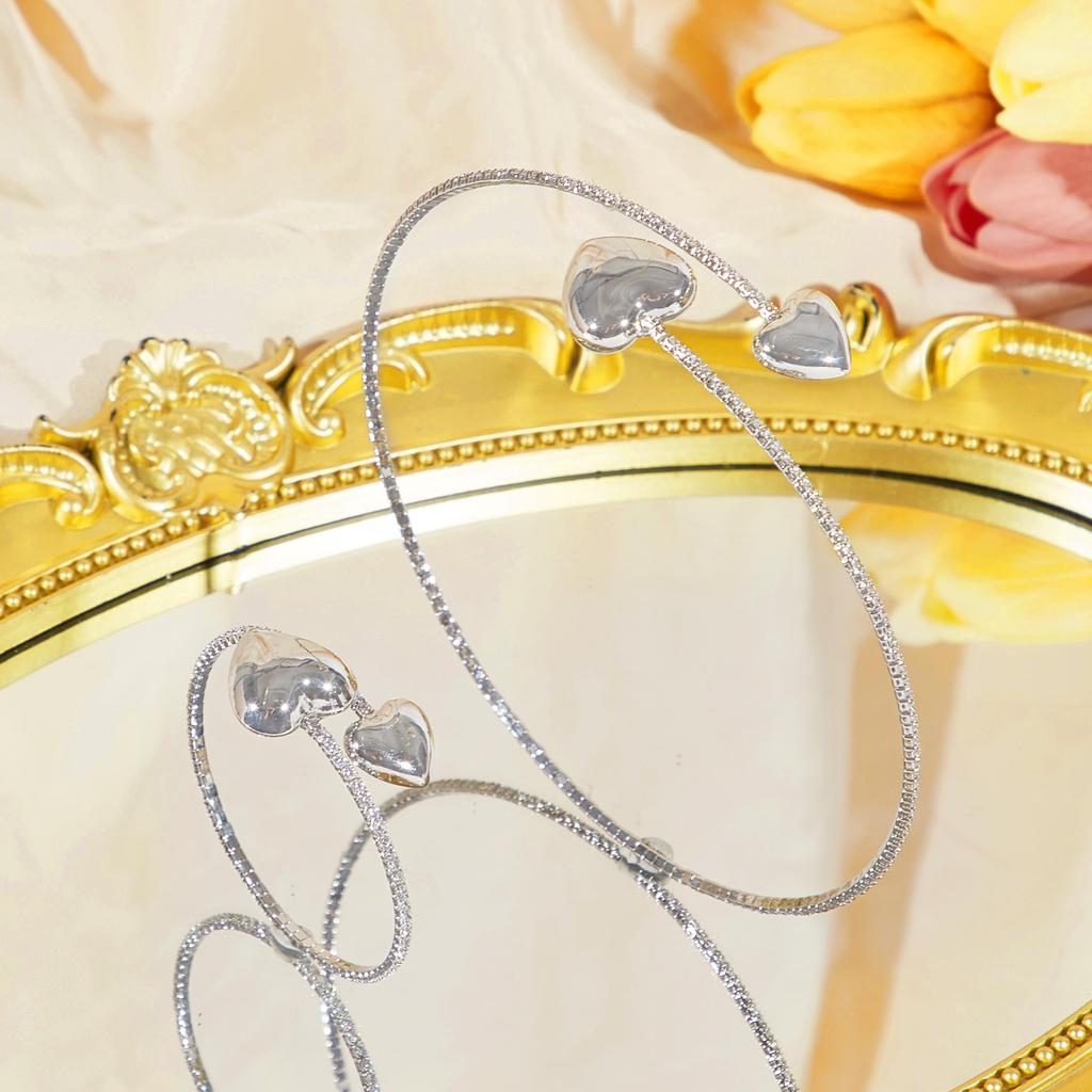 CMM Perfekt för alla tillfällen Trendigt hjärtformat silvergyllene armband halsband set Fodrat band Ett modeuttalande för fest kvinnor