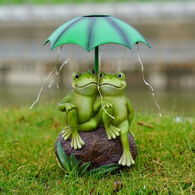 Casal de sapos com luz solar, construção de resina durável, à prova d'água, resistente a raios UV, escultura de sapo segurando guarda-chuva com luz LED