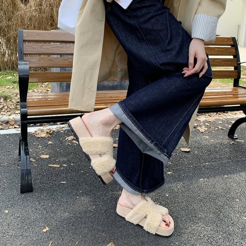 

Женские пушистые тапочки на мягкой подошве осень-зима 2025 плюшевые на толстой подошве на танкетке повседневные и теплые тапочки с перемычкой туфли-однослойки тренд 40