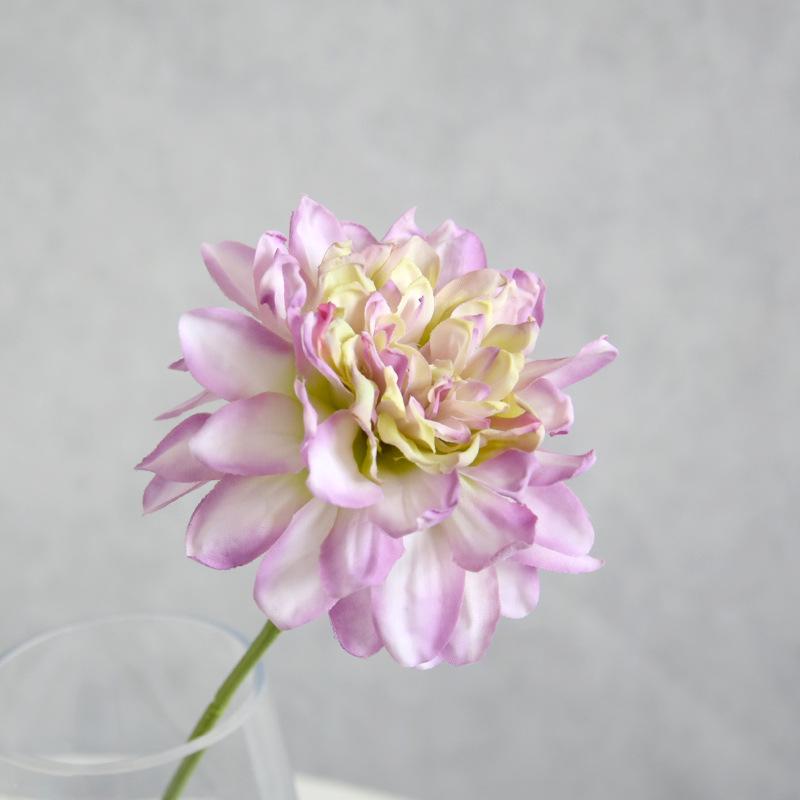 Elegante künstliche Dahlie: Minimalistische Heim- & Bar-Dekoration mit gebrannten Kanten