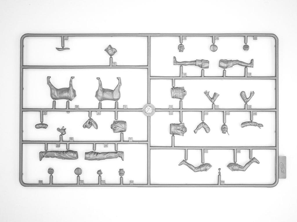 Italian Air Force Pilot Tropical Version Plastic Model Kit 32110 1/32 1939-1943