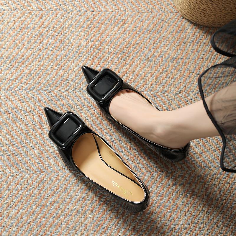 Tacchi alti in vernice francese da donna versatili 2025 primavera ed estate nuova fibbia quadrata scollatura temperamento a punta tacco kitten scarpe singole
