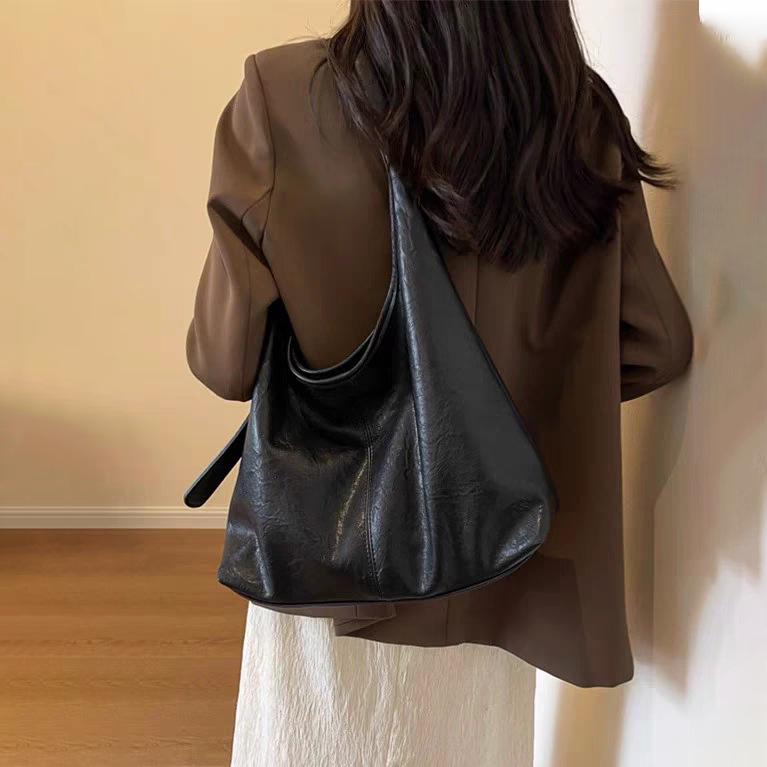Korean Style Trendy Tote Bag: Large Capacity, Versatile Casual Commuter Bag for Women, Simple Retro Underarm Design, Mother-and-Child Friendly.