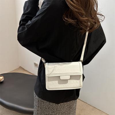 2025 neue Herbst beliebte kontrastfarbene Splicing Umhängetasche Steinmuster literarische Tide modische kleine quadratische Tasche