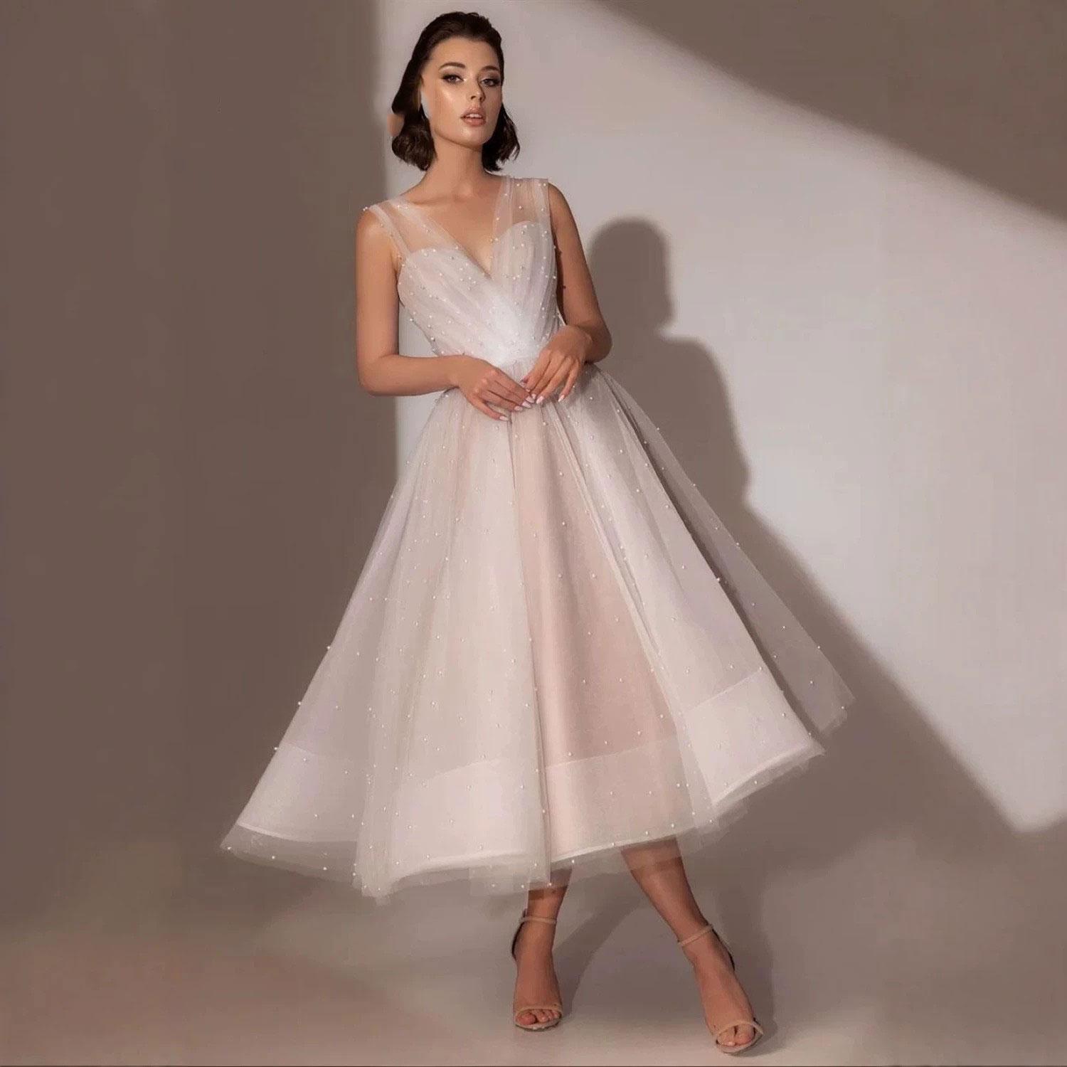 Elegantas pielāgotas tējas garuma kāzu kleitas
