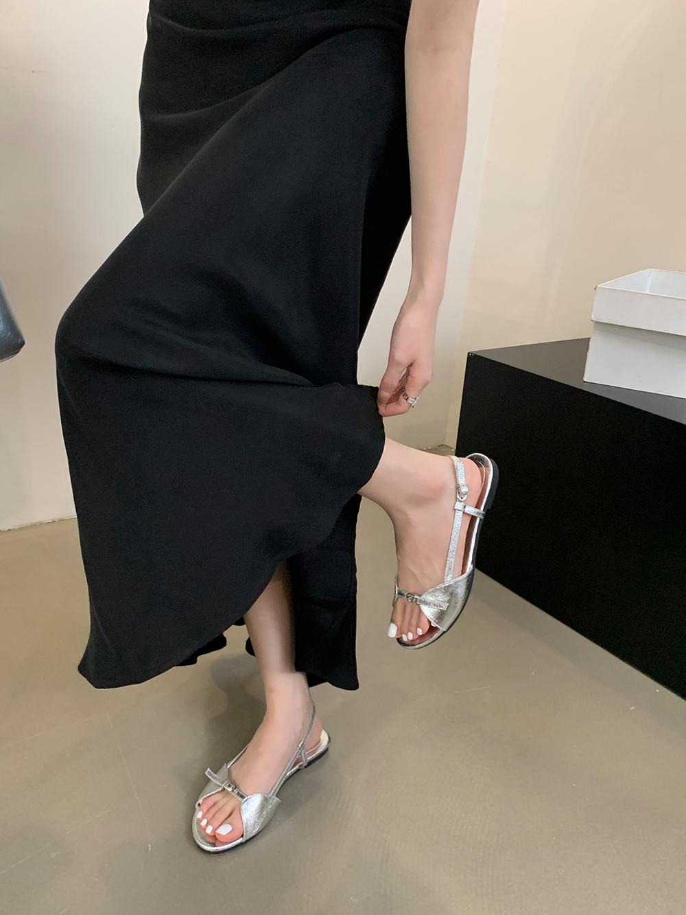 Модные женские босоножки с открытым носком на плоской подошве с низким каблуком — фото 7