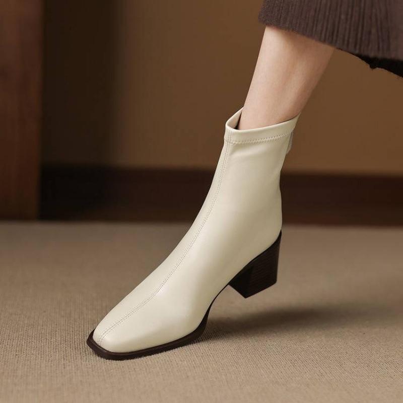 

Новые женские универсальные кожаные ботинки большого размера, задняя молния, однотонные, резиновая подошва, ботинки Мартин, женские, на высоком каблуке, средней длины голенища, квадратный каблук, женские ботинки 40