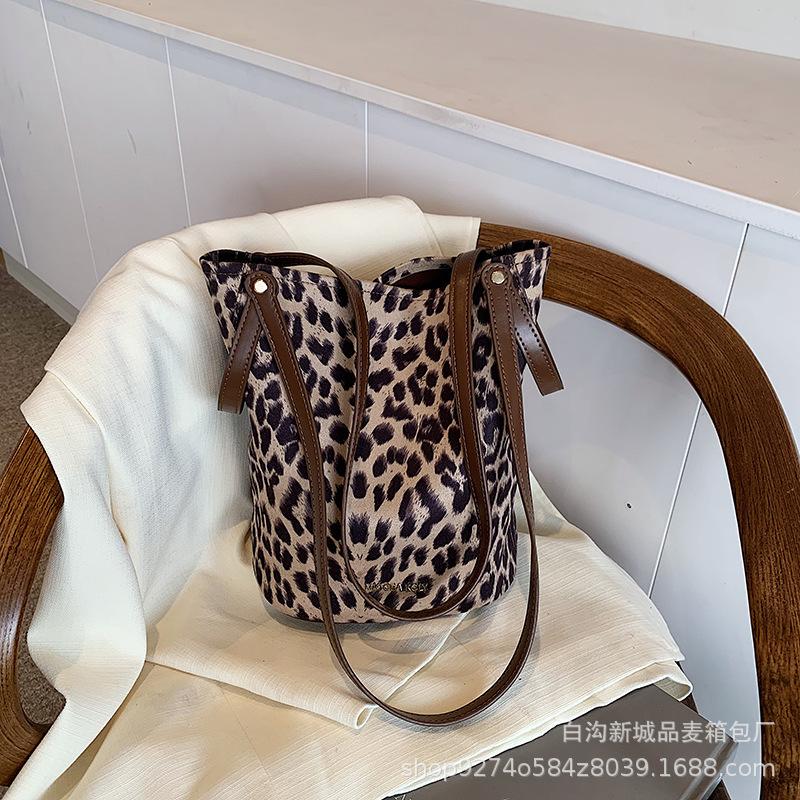 

Frosted leopard print bucket bag women s high-end niche handbag suede shoulder underarm bag messenger tote bag хакі