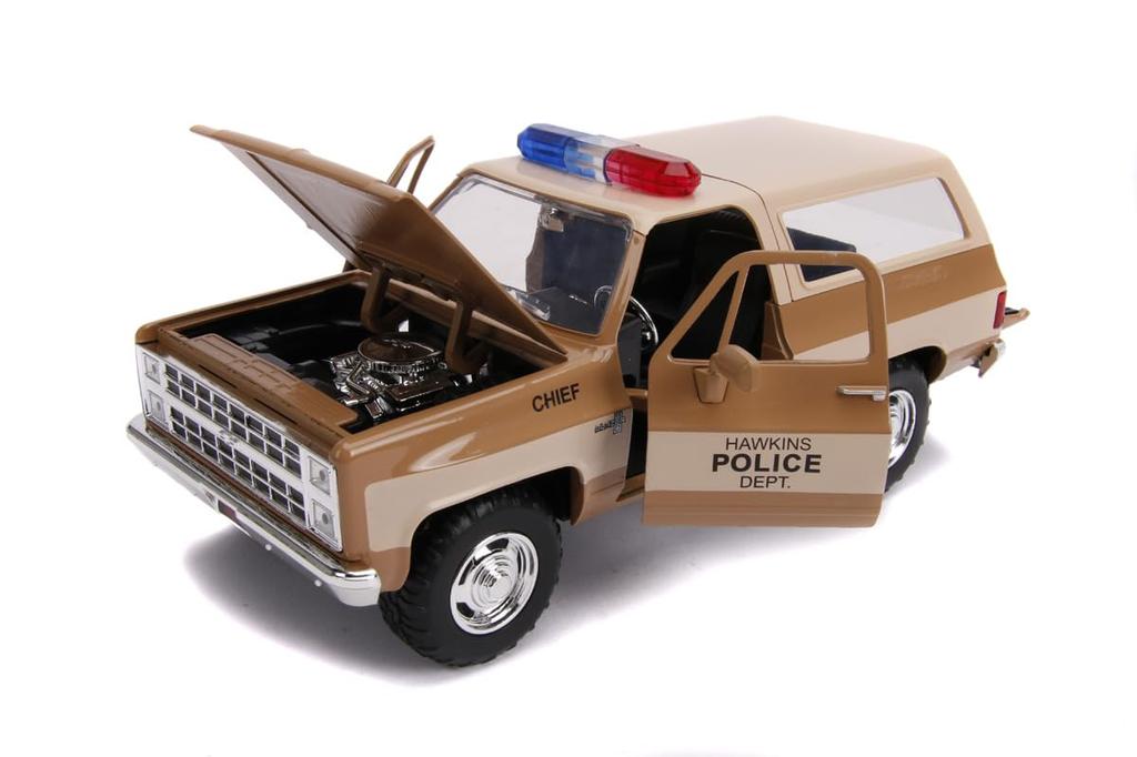 Kyosho Jada Toys Hollywood Rides Series 1/24 Scale 1980 Chevy Blazer (with Hopper from Stranger Things) with Police Badge, Finished Model, JADA31111