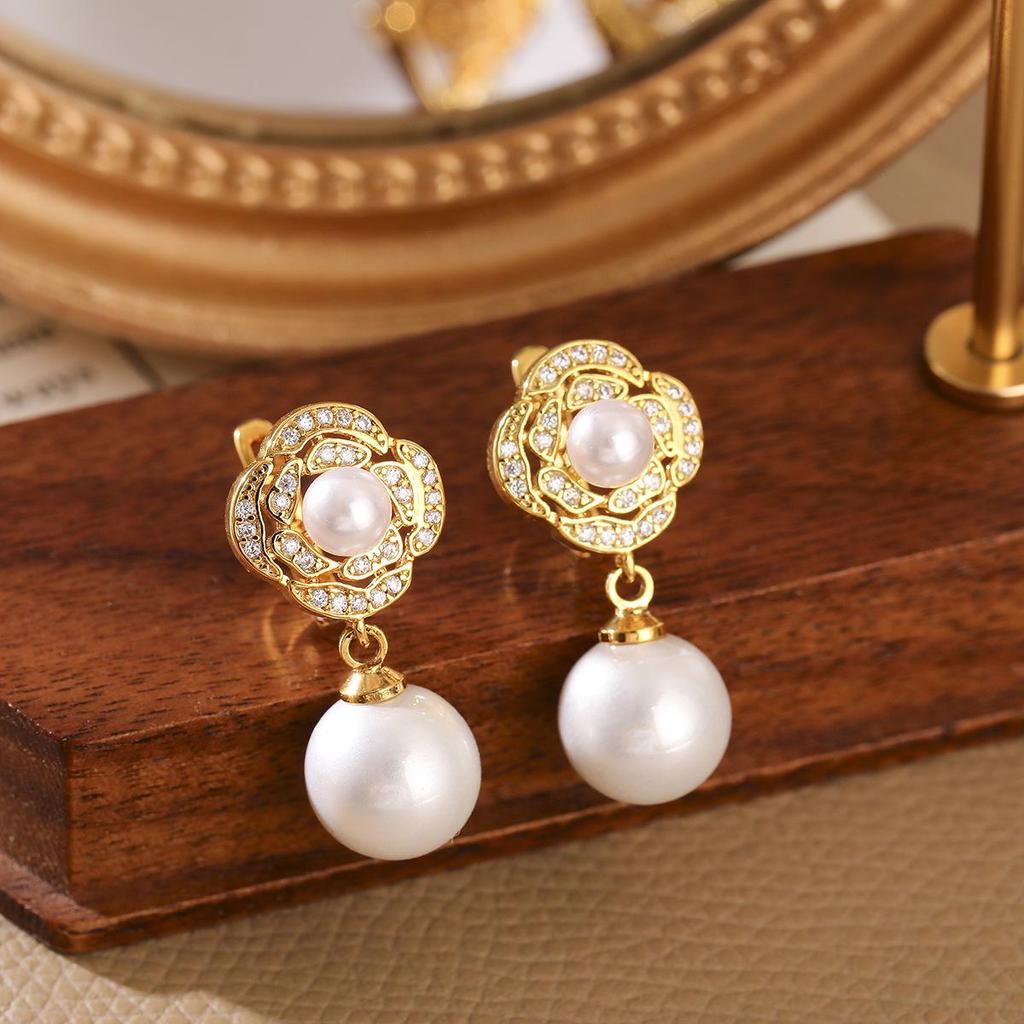 Luxurious Flower Pearl Zirconia Stud Earrings in Gold-Plated Copper – Elegant, Versatile Jewelry