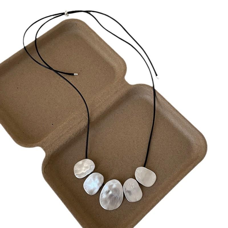 Regulowany Minimalistyczny Geometryczny Plisowany Skórzany Naszyjnik: Wszechstronny Łańcuszek na Obojczyk o Wysokiej Czułości