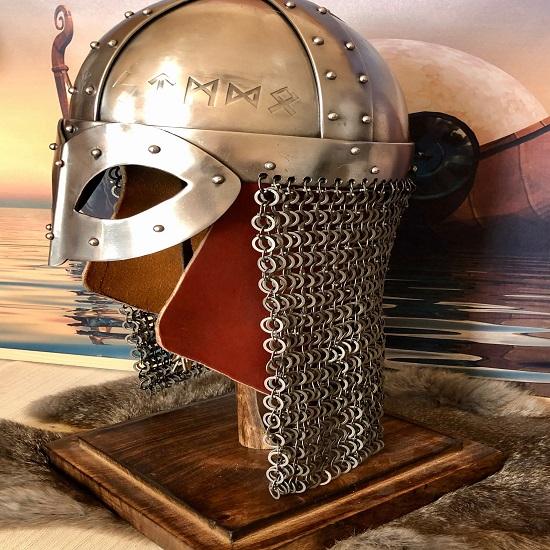 Dračí přilba 14g s aventail a těžkým koženým chráničem krku. Vhodné pro hlavu do 66,04 cm. Hmotnost 6,5 lbs.