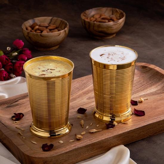 Set aus 2 300 ml Messing-Trinkgläsern, schwere Lassi-Gläser für Wasser, Milch, Saft, Erfrischungsgetränke, Dekorationszubehör für Zuhause und Küche