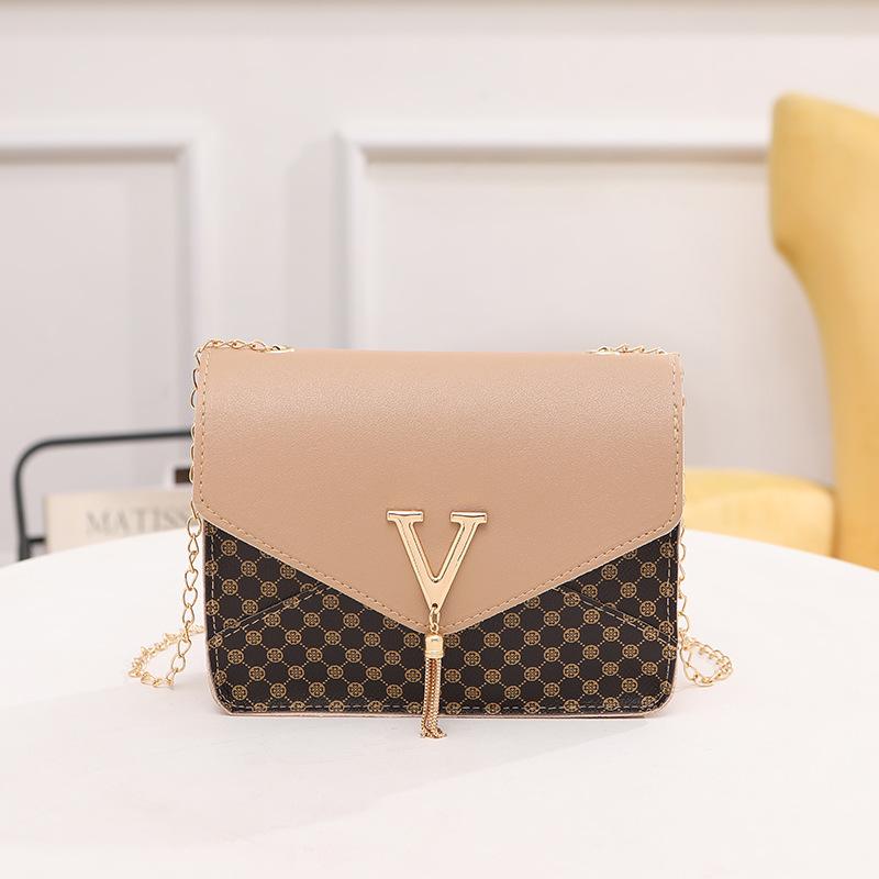 Kedja, fashionabel och enkel damväska, ny liten fyrkantig väska med bokstavsfransar, tryckt axelväska med prickar, en del.