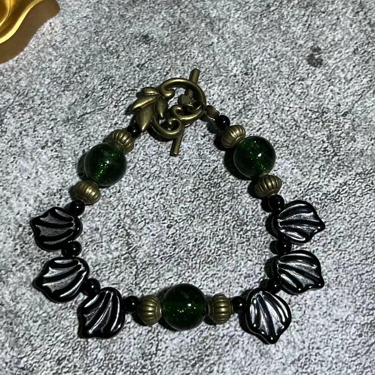 

Винтажный элегантный набор украшений из зеленого стекла - комбинация ожерелья и браслета