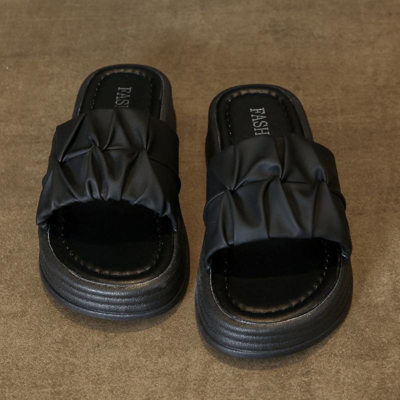 Niche ins slippers women's summer outer wear 2025 new thick-bottomed fashionable women's sandals popular beach maternity slippers