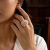 Old Money Parels Bloemen Cluster Cocktailring voor Vrouwen Messing Dik Hol Uitgesneden Elegante Avondfeest Sieraden Statement Stukken
