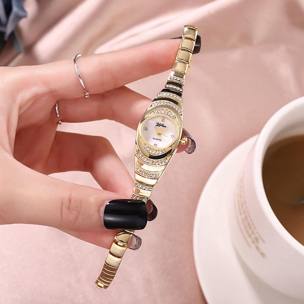 Montre bracelet ovale pour femme avec accents de diamants