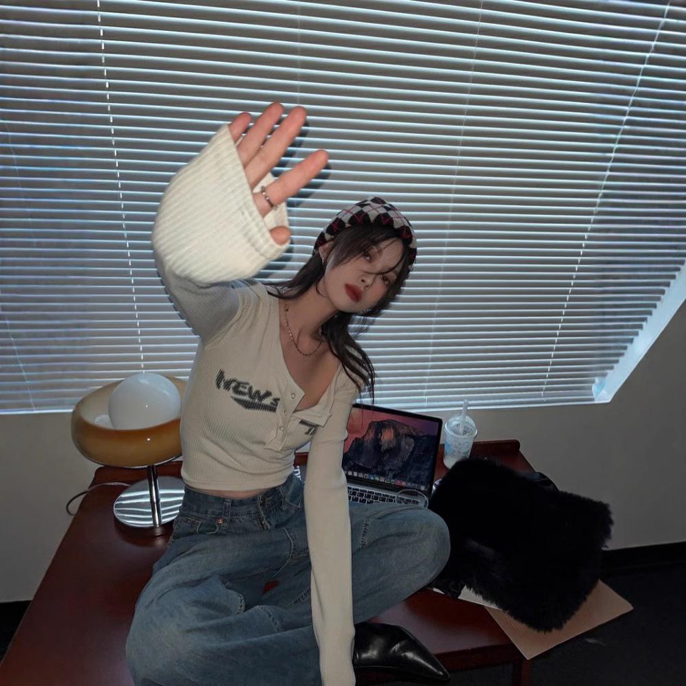 Chic Trendy Long-Sleeve Crop Top for Women - Spring Collection