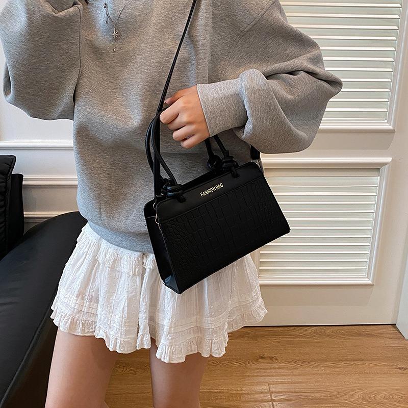 Casual handbag women's new fashionable texture messenger bag splicing niche design saddle bag