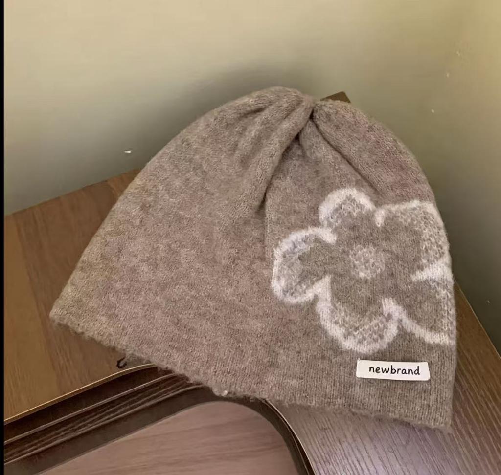 Korean version of fashionable and simple flower knitted cold hat women's winter warm atmosphere heap hat big head circumference bag head hat