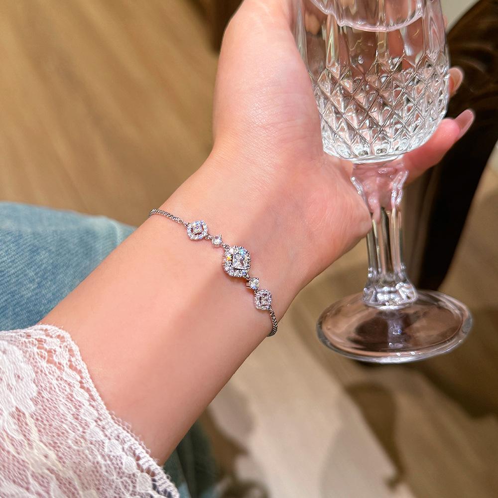 High-End Five-Petal Flower Bracelet Full Diamond Zircon Inlaid Versatile New Hot-Selling Four-Leaf Clover Fashion Bangle