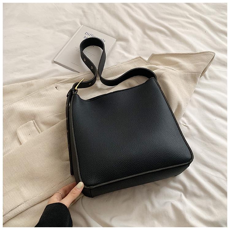 2025 Autumn Fashion Shoulder Bucket Bag Simple Retro Large-capacity Bag Women's New Popular Casual Messenger Bag