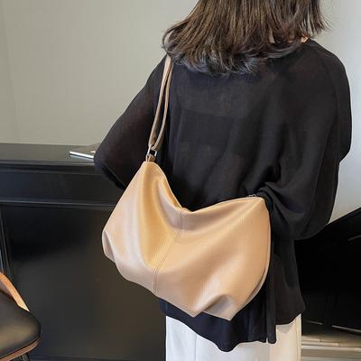 Koreanische Version der einfarbigen weichen Knödeltasche 2022 Winter Splicing plissierte Schulter-Umhängetasche Baguette Unterarmtasche Damen