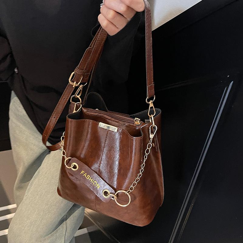 Niche Design Autumn Versatile Retro Commuter Bag for Women's Autumn New Maillard Crossbody Bucket Bag