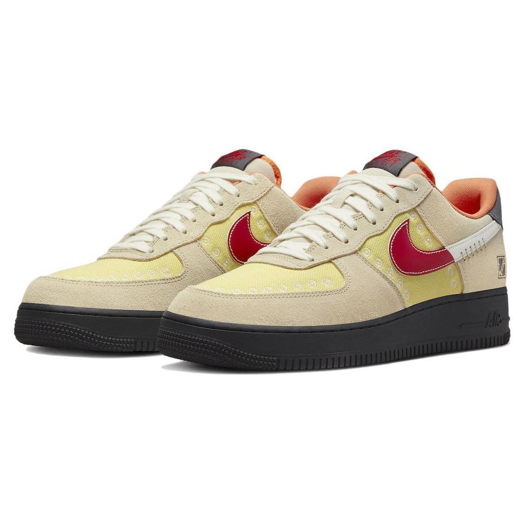 Nike Sneakers Unisex Air Force 1 07 Somos Familia Sabbia Tan Sanddrift Rosso Università DZ5355-126