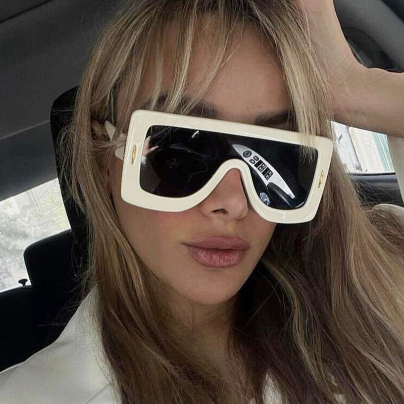 Flat Top Vintage One Piece Big Frame Sunglasses Women For Men Luxury Brand Designer Sun Glasses Punk Popular Rivet Hip Hop Shade