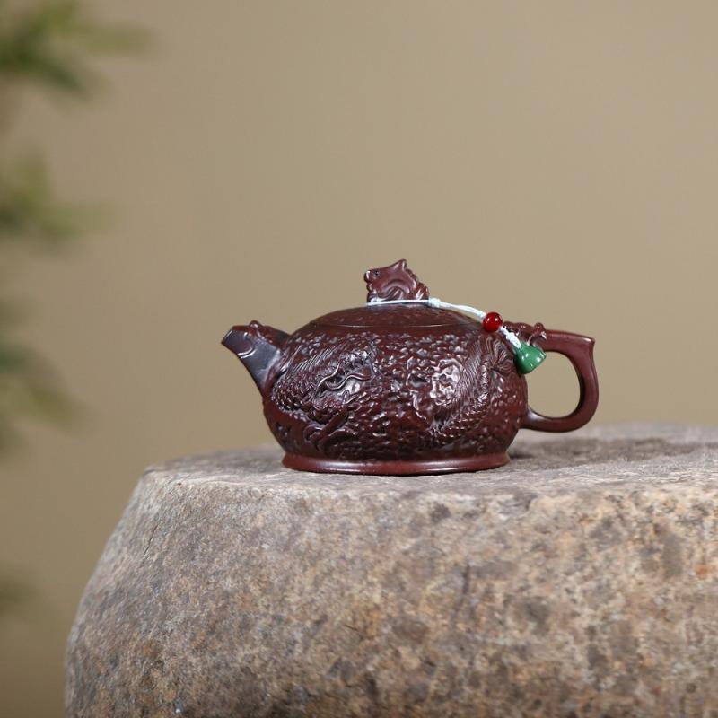 

350 мл Элегантные Исинские фиолетовые глиняные чайники Ручная работа Горшок с драконом Сырая руда Старинный латунный глиняный чайник с ситечком Цзыша Чайный набор Ремесло