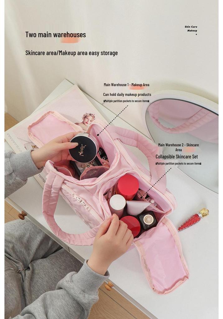 Grande Trousse de Maquillage Matelassée - Élégante, Légère, Portable, avec Compartiments et Double Ouverture pour le Voyage et les Articles de Toilette.