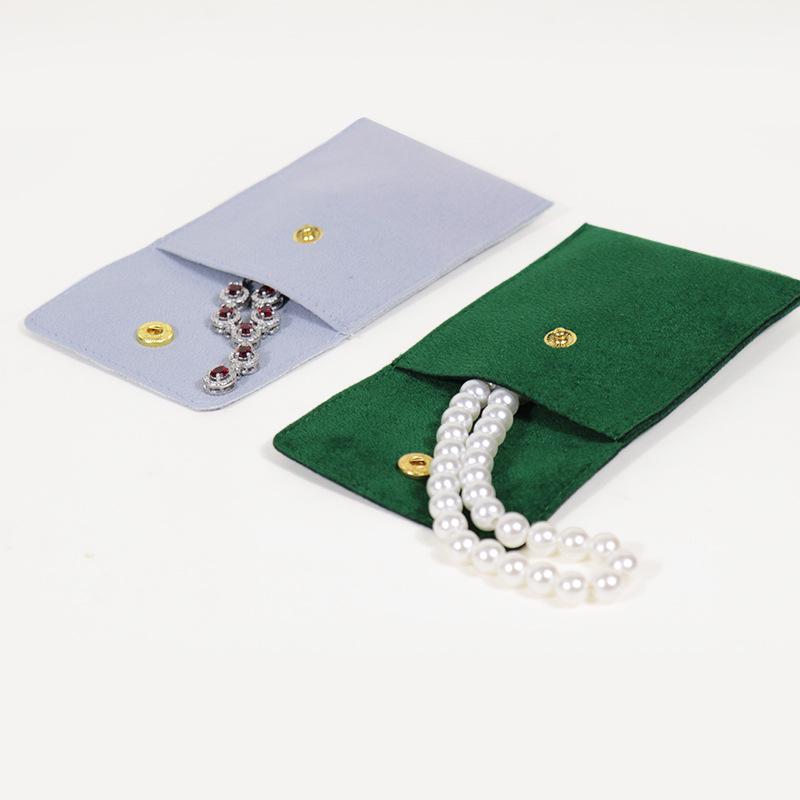 Metal Tokalı Çift Taraflı Boncuklu Kadife Takı Çantası