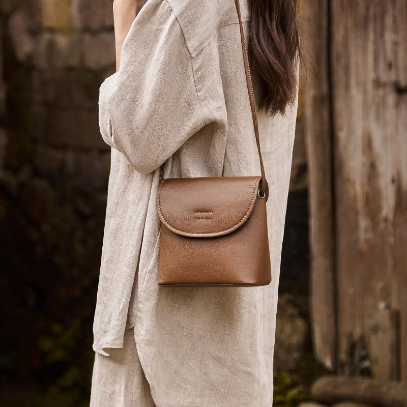 Fashion Crossbody Small Bag 2025 New Textured Shoulder Bag Vegetable Tanned Leather Bucket Bag Women Versatile Stylish Small Square Bag