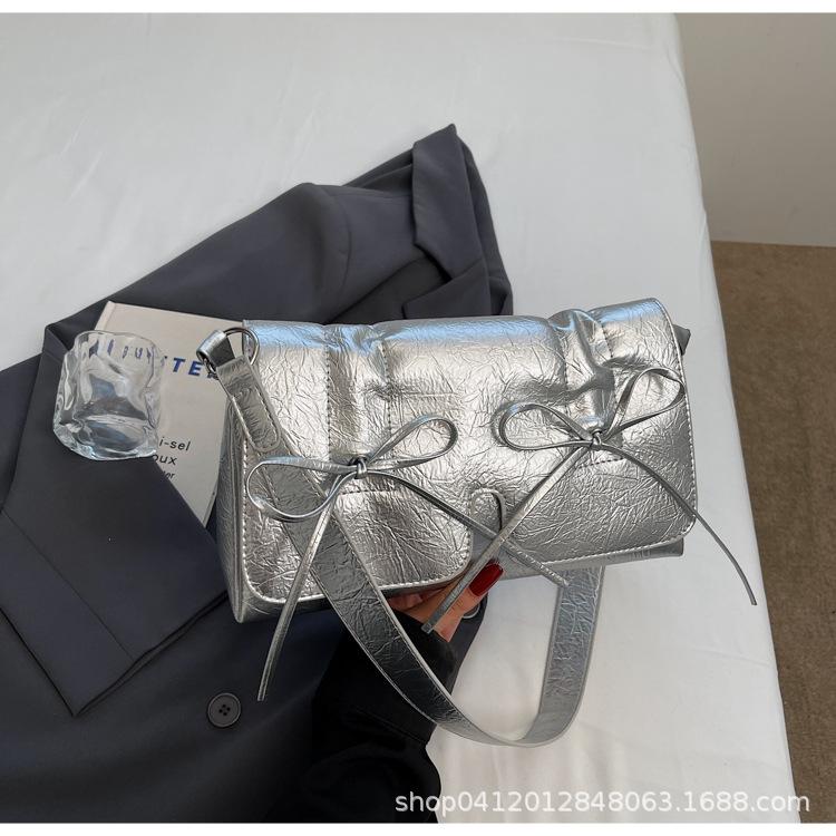 

Foreign style bow underarm bag women s 2025 new fashion oil wax leather shoulder bag large capacity commuter small square bag серебряный