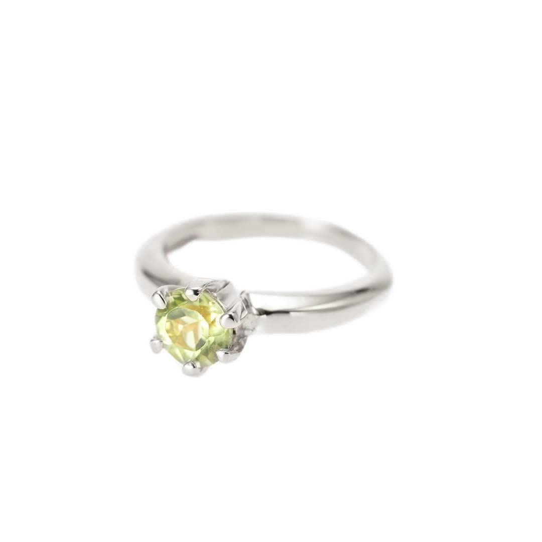 

[PePe] August Peridot Birthstone Baby Ring in 10K White Gold [6424208001]