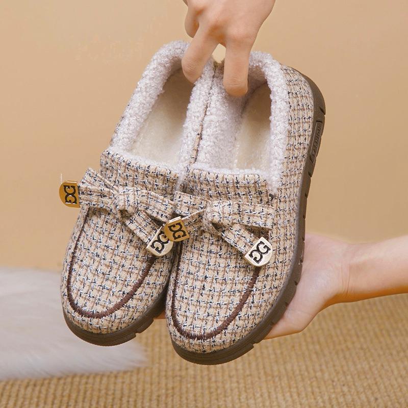 New winter velvet thickened medium and old cotton shoes, one pedal flat-soled warm mother shoes, fashionable outer wear Doudou shoes