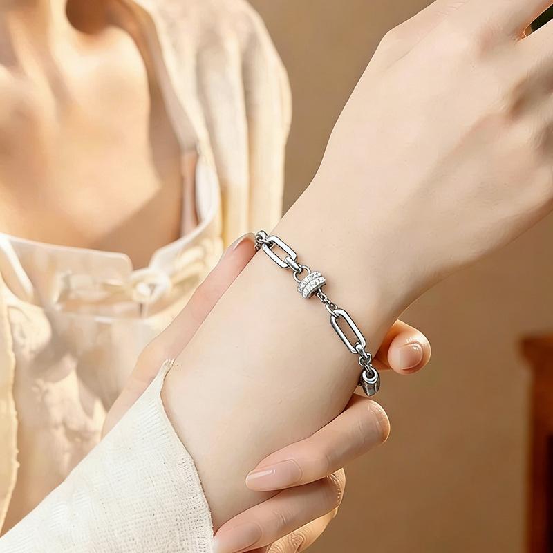 Simple and elegant elliptical bracelet titanium steel bracelet, suitable for all seasons as a versatile accessory.