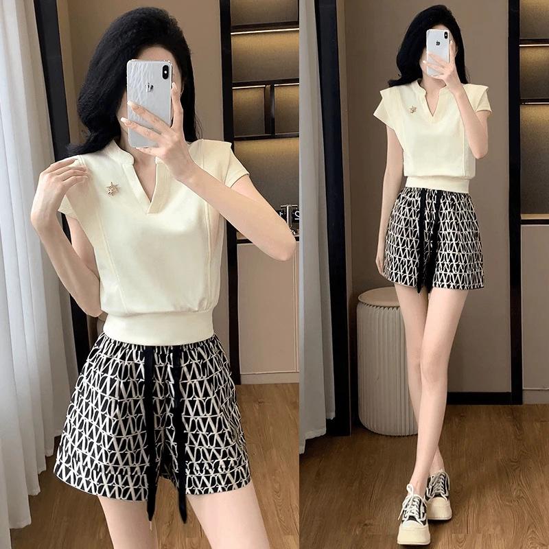 

Trendy Summer Women s Two-Piece Set: Short Sleeve & Shorts, Breathable & Flattering XXXL [Recommended 141-160 lbs]