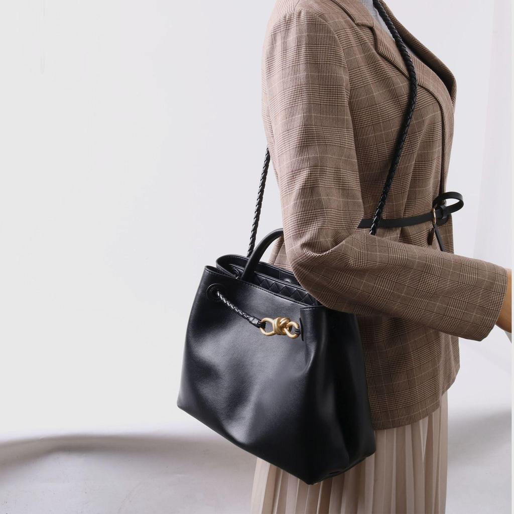 2025 Kabelka z pravé kůže: Vysoce kvalitní hovězí kůže, kovová provazová přezka, všestranná taška přes rameno