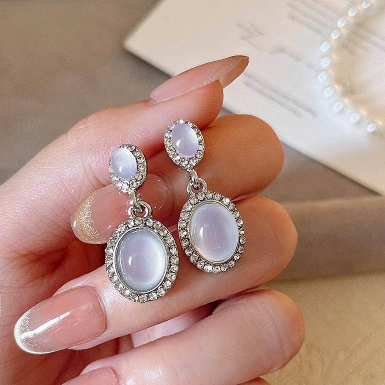 

Vintage Style Teardrop Shaped Earrings for Women Retro Dangle Drop Earrings Lightweight Metal Alloy Jewelry for Daily Wear and Special Occasions One Size