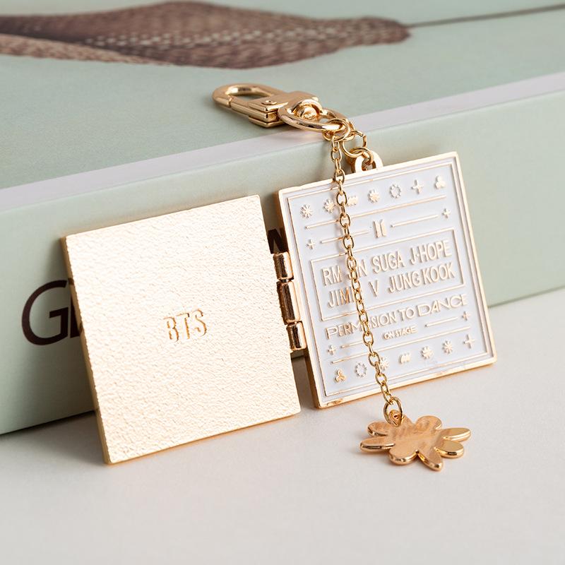 BTS Portachiavi Libro "Permission to Dance", Ciondolo in Metallo Inciso Bangtan Boys con Fiore, Accessorio Borsa per Fan Kpop ARMY