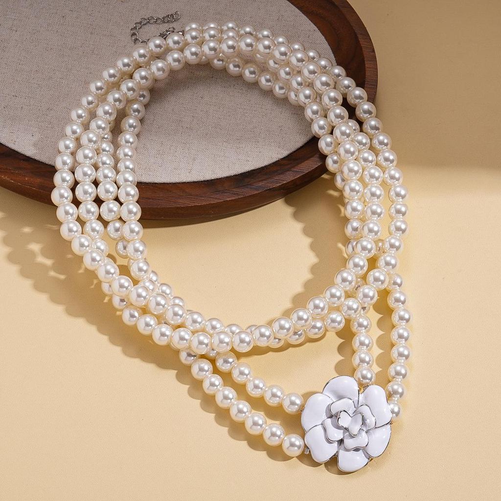 Geometric Round Flower Pearl Clavicle Necklace: Retro European & American Design