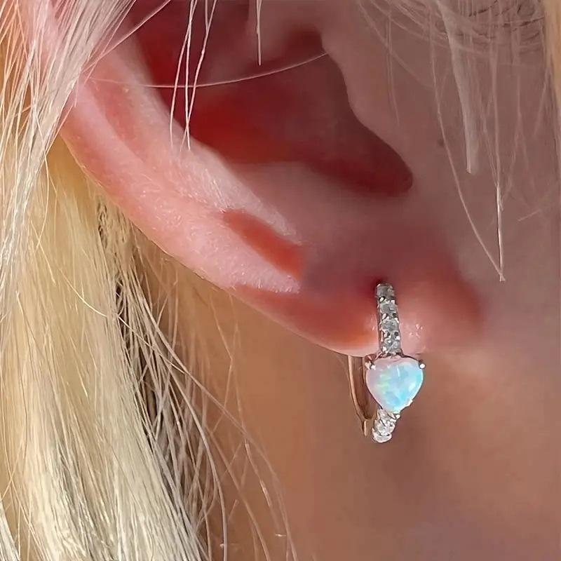 1 para eleganckich i efektownych kolczyków w kształcie gwiazdy czteroramiennej, odpowiednich dla kobiet do noszenia na każdą okazję