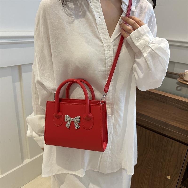 Sac pour femme portable design de niche nouvelle mode sac à bandoulière polyvalent simple sac messager de navette fourre-tout